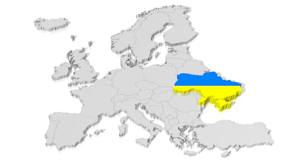 Grå karta av Europa som visar Ukraina med blått och gult. 